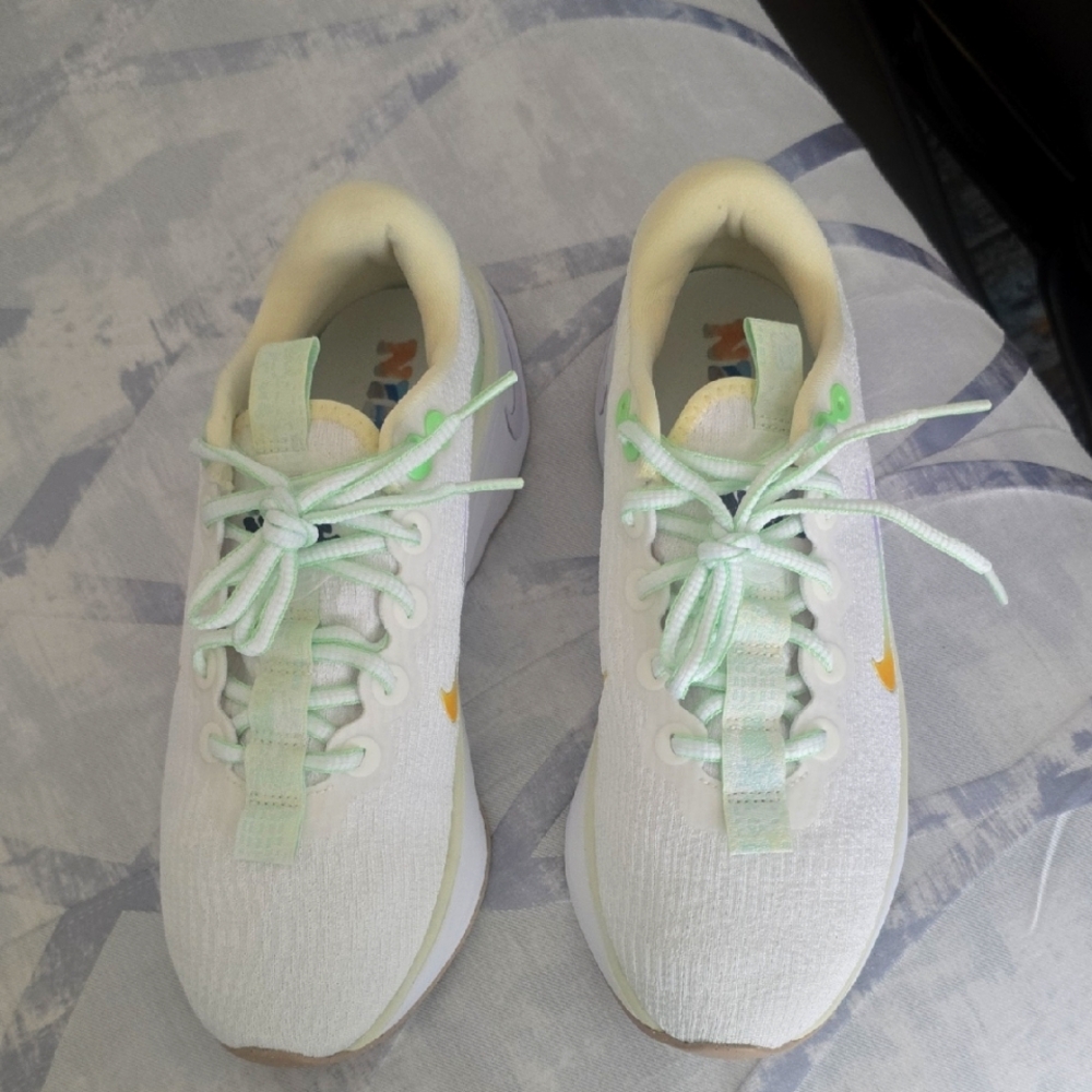 NWT Nike Motiva Women's Walking Shoes 8.5